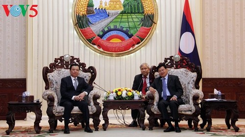 Laotischer Premierminister empfängt Delegation des vietnamesischen Finanzministeriums - ảnh 1